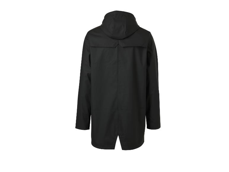 Zwarte regenjas met capuchon, achteraanzicht.