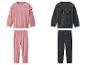 Twee kinderpyjamasets van velours, één roze en één donkergrijs.