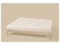 Licht houten tweepersoonsbed met wit matras op een beige achtergrond.