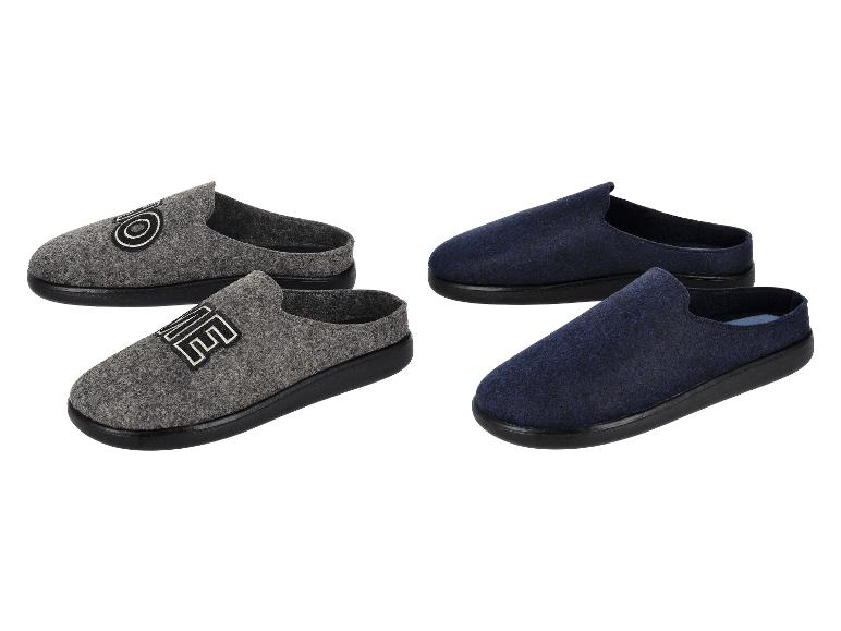 Twee paar vilten pantoffels: één grijs paar met geborduurde letters en één effen marineblauw paar.