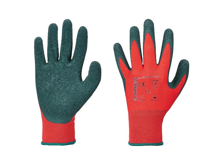 Een paar rood-groene werkhandschoenen met antislipcoating en veiligheidsmarkeringen.