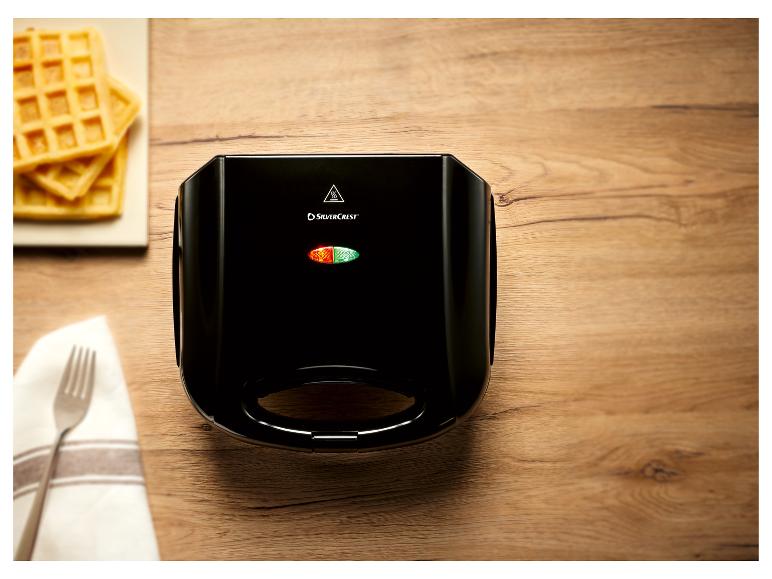 Wafels en een zwarte SilverCrest wafelmaker.