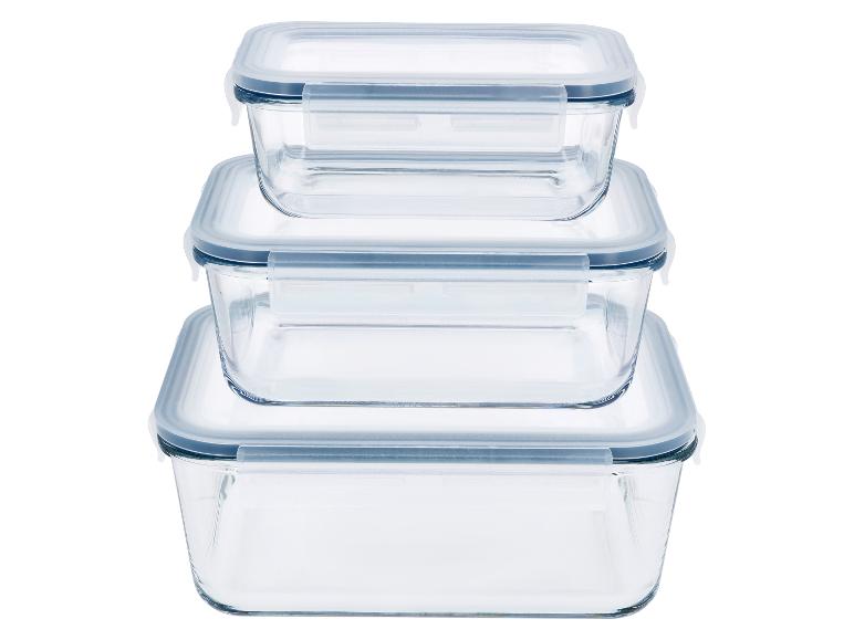 Gestapelde rechthoekige glazen voedselbewaarbakjes met transparante deksels.