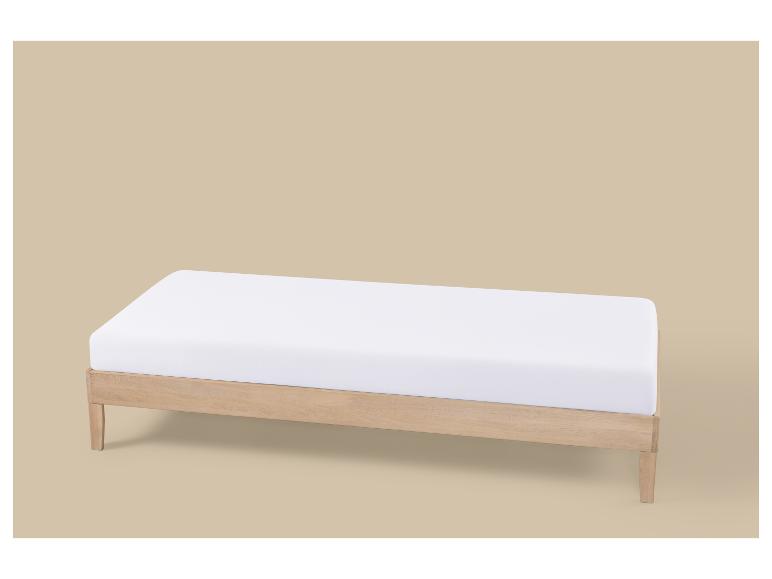 Licht houten daybed met wit matras op beige achtergrond