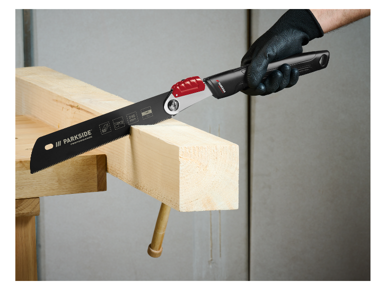 Een man gebruikt een Parkside zaag om hout te zagen.