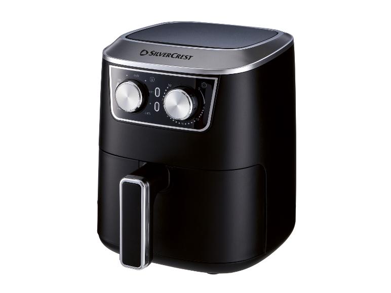 Zwarte SilverCrest airfryer met twee bedieningsknoppen en een digitaal display.