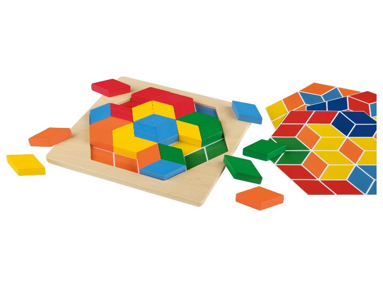Houten puzzel met kleurrijke blokken in de vorm van ruiten