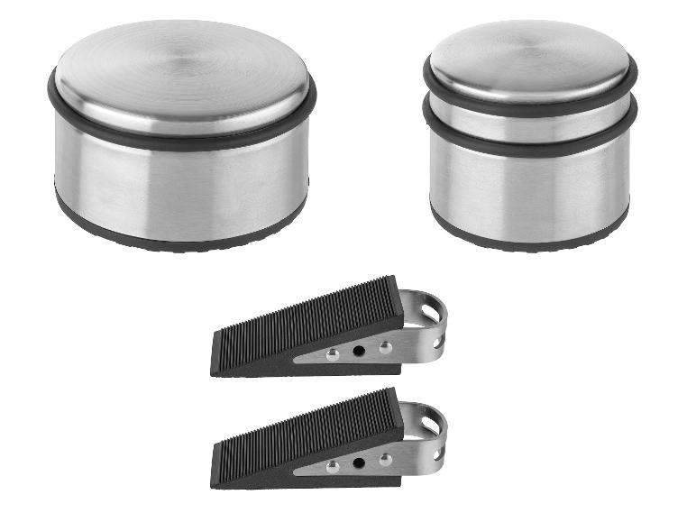 Twee roestvrijstalen deurstoppers en twee zwarte rubberen deurwiggen.