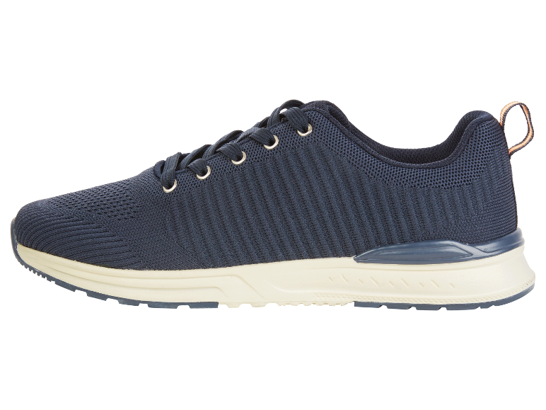 Blauwe gebreide sportschoenen.