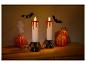 Halloween decoratie met twee bloedende kaarsen, pompoenen, vleermuizen en een spookje.