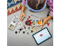 Kind bouwt een speelgoedcamper met bouwstenen, instructies volgend op een tablet.