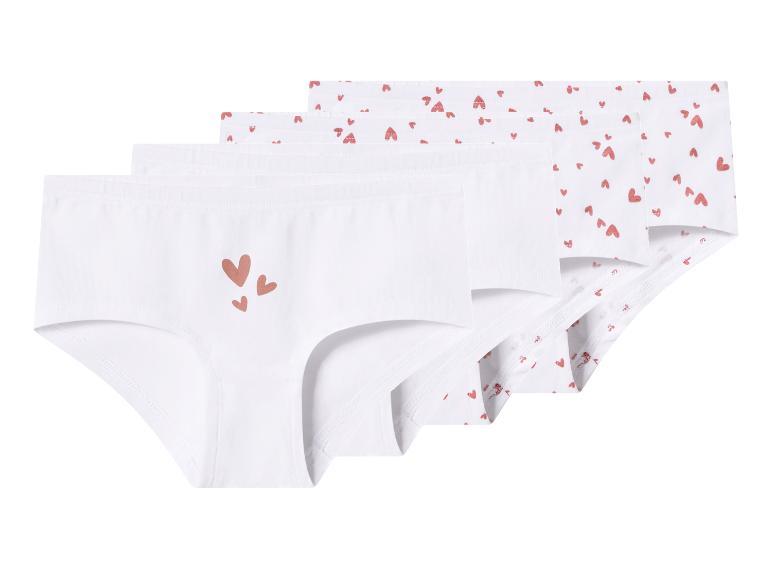 Vier witte kinderonderbroeken, twee met kleine rode hartjes, twee met enkele grotere hartjes.