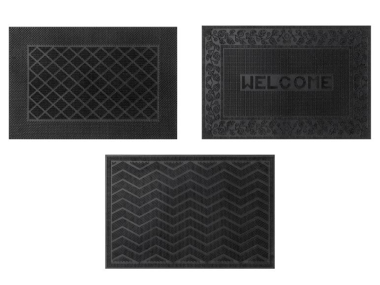 Drie zwarte deurmatten: één met ruitpatroon, één met 'Welcome' en één met zigzagpatroon.
