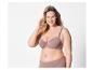 Een vrouw draagt ​​een mauve bh en onderbroek.