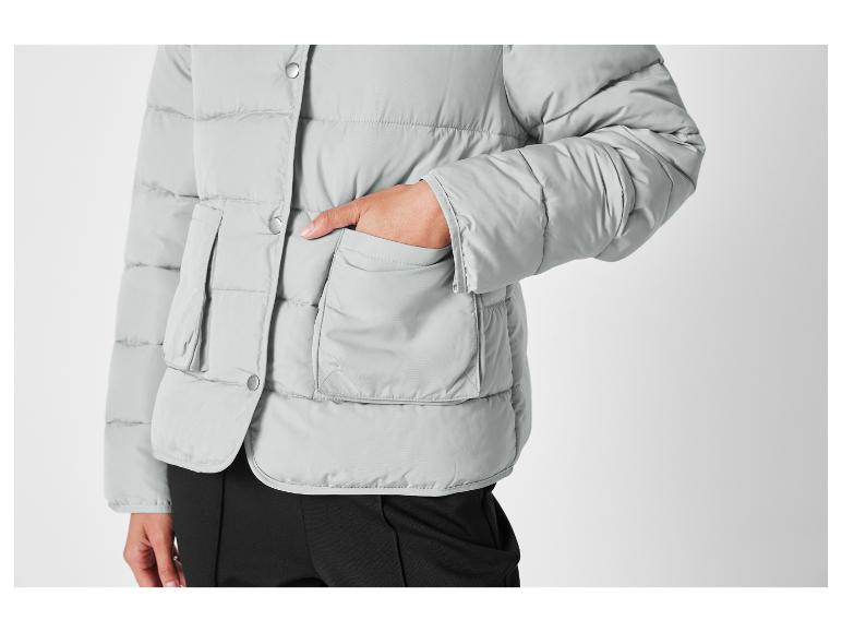 Een grijs jack met knopen en een zak.