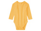 Een gele baby romper met lange mouwen.