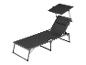 Een zwarte ligstoel met een zonnescherm.