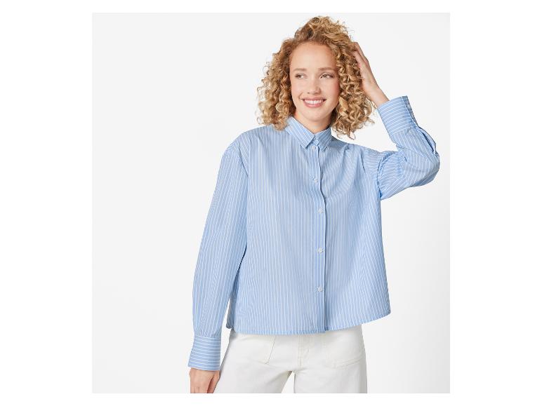 Lichtblauw gestreept overhemd en witte broek.