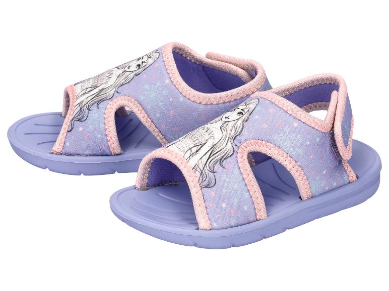 Paarse kindersandalen met prinses- en sneeuwvlokmotieven.