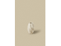 Witte keramische vaas met spiraalpatroon op een beige achtergrond.