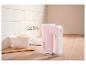 Roze SilverCrest handmixer met een kom bloem en eieren op een houten aanrecht.