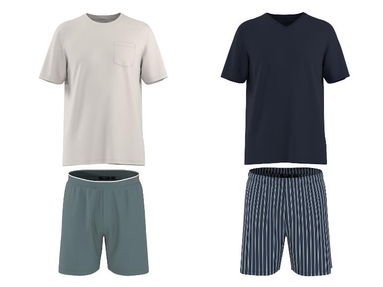 Herenpyjamasets: beige T-shirt met korte mouwen en zak en groene shorts, en marineblauwe V-hals T-shirt met gestreepte shorts.