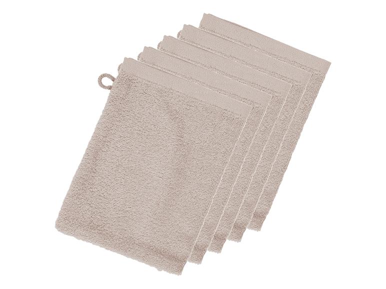 Vier beige washandjes van badstof.