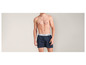 Man draagt blauwe geruite boxershorts van Livery.