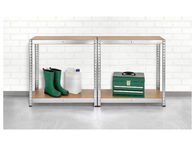 Twee metalen schappen met laarzen, jerrycan en gereedschapskist.