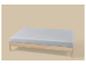 Bed met licht houten frame en grijs matras op een beige achtergrond.