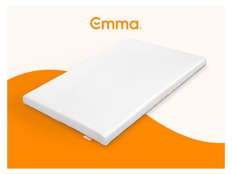Wit matras op een oranje achtergrond met de tekst 'Emma'.