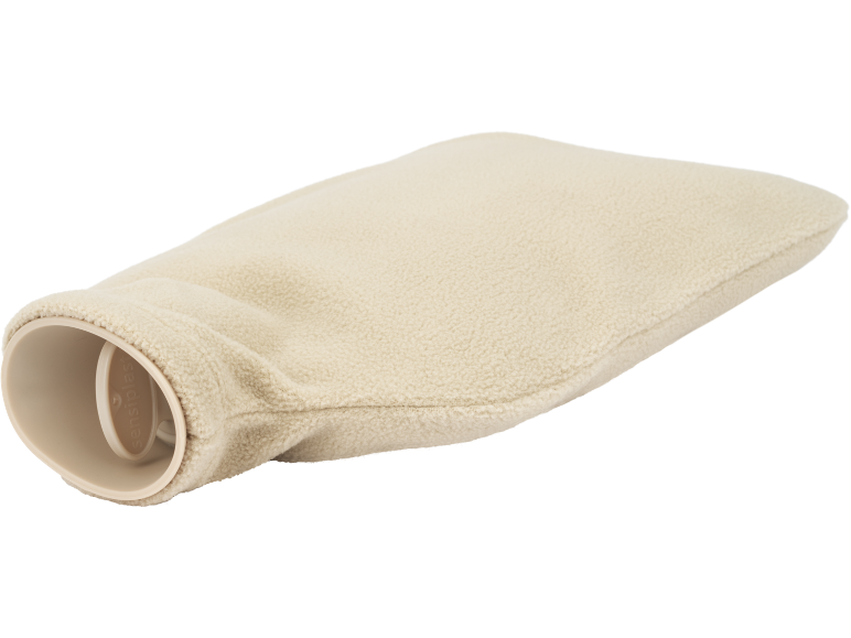 Crèmekleurige warmwaterkruik met een zachte, pluizige hoes.