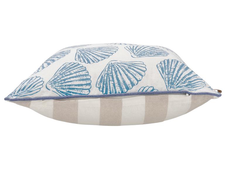 Decoratief kussen met blauwe schelpenprint en beige strepen.