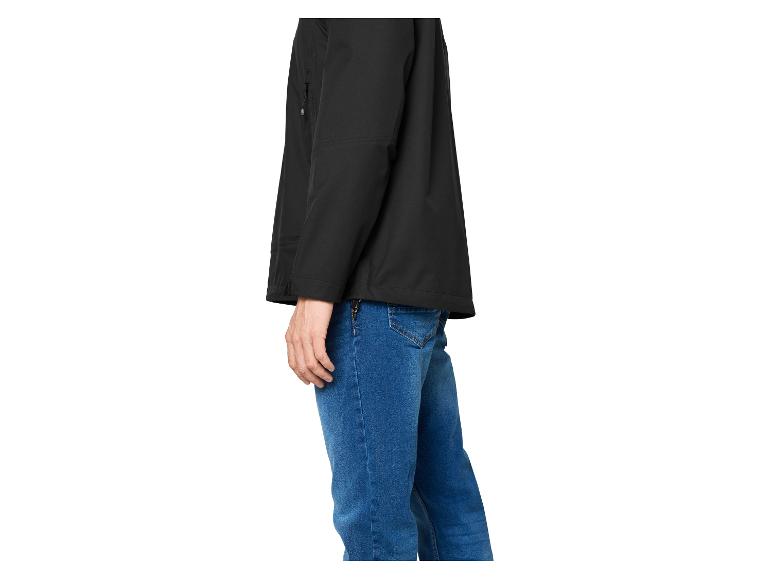 Zwarte jas en blauwe jeans, zijaanzicht