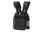 Zwart gewichtsvest met gewatteerde schouderbanden en MOLLE-systeem.