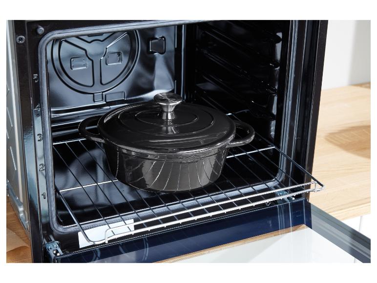 Een zwarte gietijzeren pot in een oven.