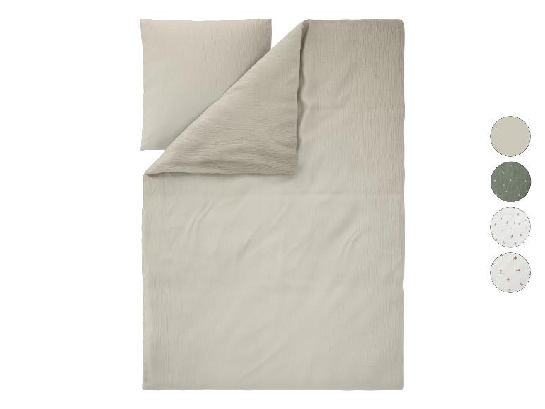 Beige beddengoed met kussen en dekbed, met opties voor stippen-, bloemen- en kersenpatronen.