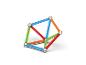 Kleurrijke magnetische stokjes en ballen vormen een geometrische constructie op een witte achtergrond.