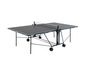 Een zwarte tafeltennistafel van Donic met een net en wielen.