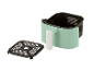 Mintgroene airfryer met mand en rooster.