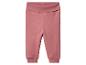Roze babybroek op een witte achtergrond