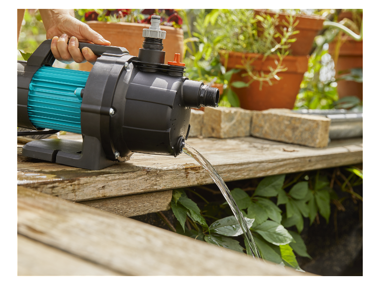 Turquoise en zwarte waterpomp gebruikt voor het besproeien van planten.
