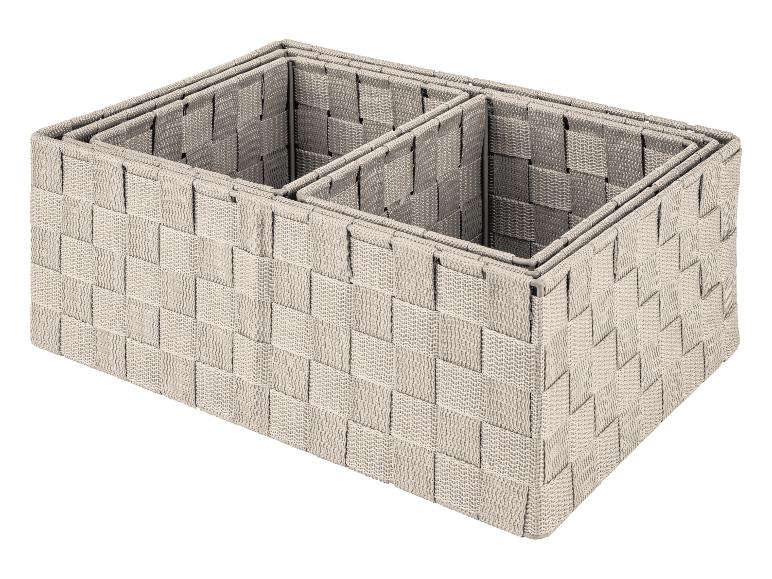 Beige gevlochten opbergboxen, stapelbaar.