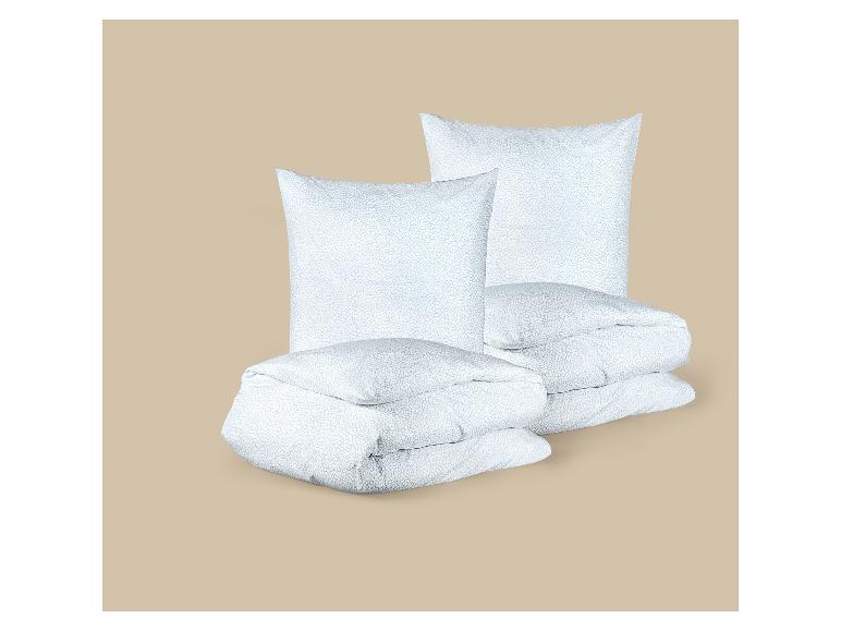 Beddengoedset met twee kussens en twee dekbedden in wit met patroon.