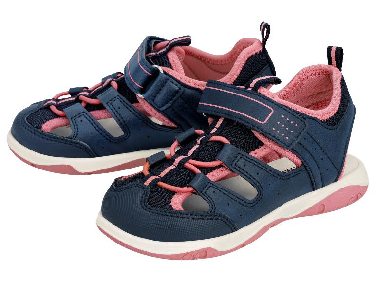 Een paar marineblauwe en roze kindersandalen