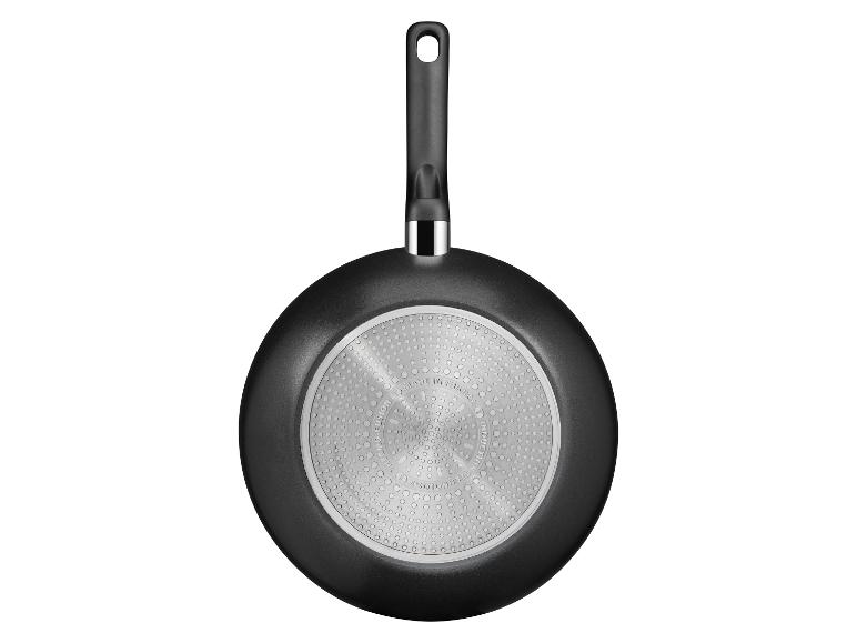 Zwarte koekenpan met handvat, van onderaf gezien, met inductietechnologie.