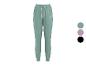 Groene joggingbroek met trekkoord en logo, met kleuropties in paars en zwart.