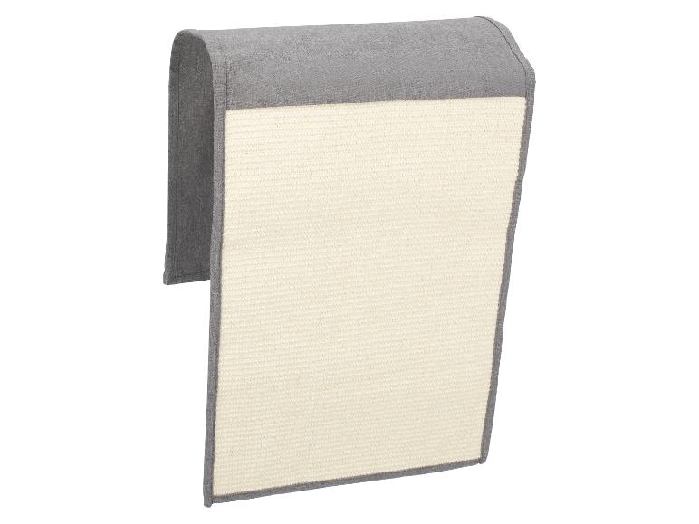 Grijs en beige krabplank voor katten, hangend over een rand