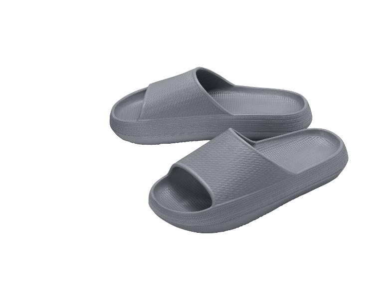 Paar grijze slippers met een reliëftextuur
