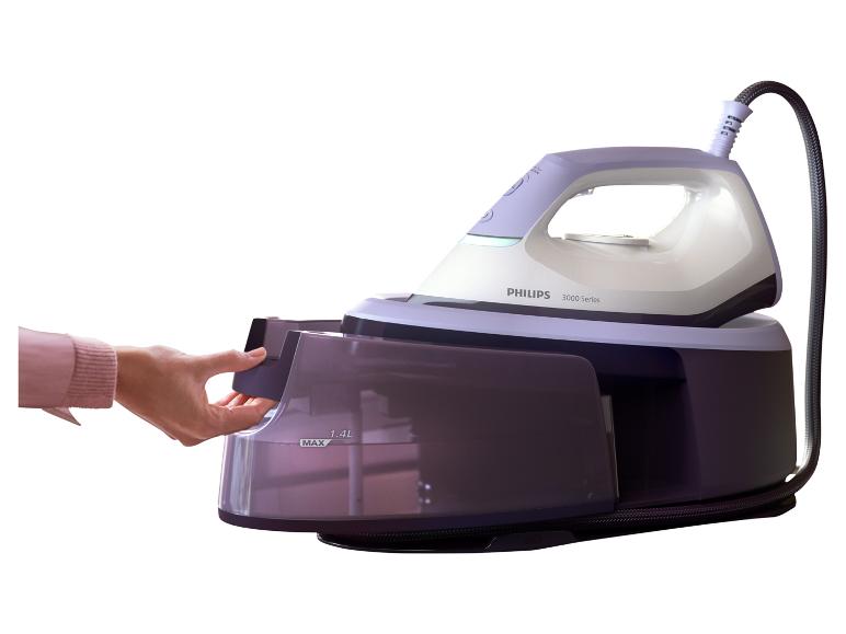 Een hand die een Philips 3000 Series stoomstrijkijzer vult.